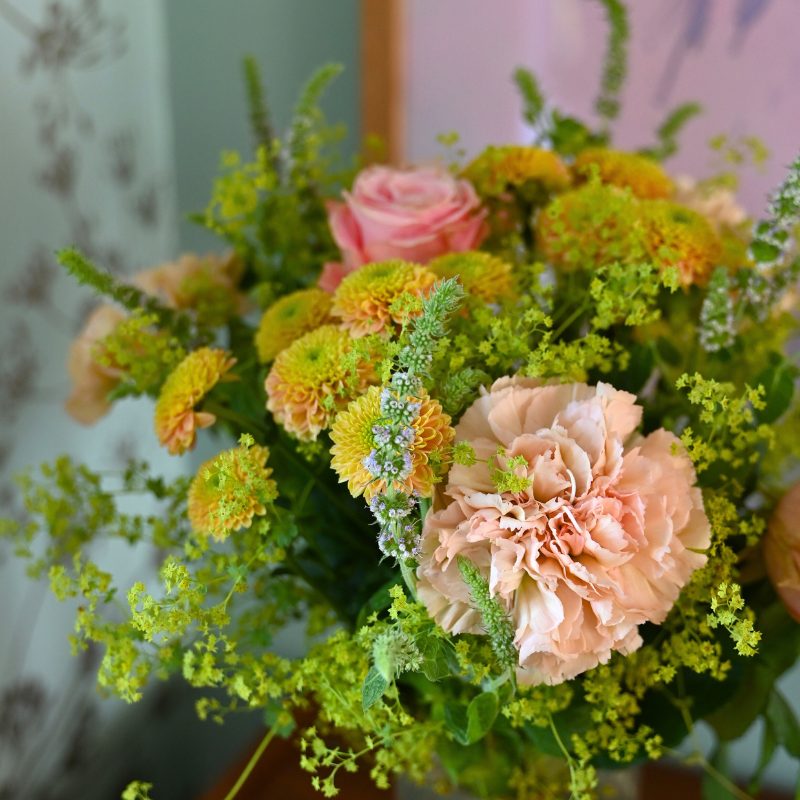 Buket med lyserøde nelliker og gule santini