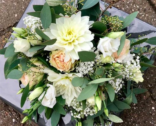 Brudebuket bundet af sensommerblomster i creme farver.