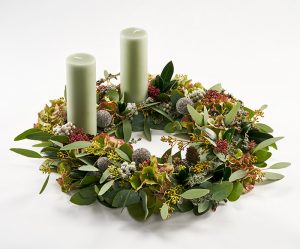 Adventskrans med eukalyptus og grønne lys