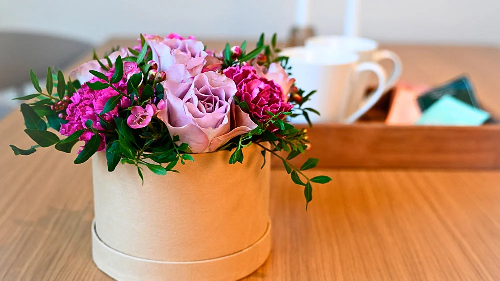 Blomsteræske i lyserøde farver