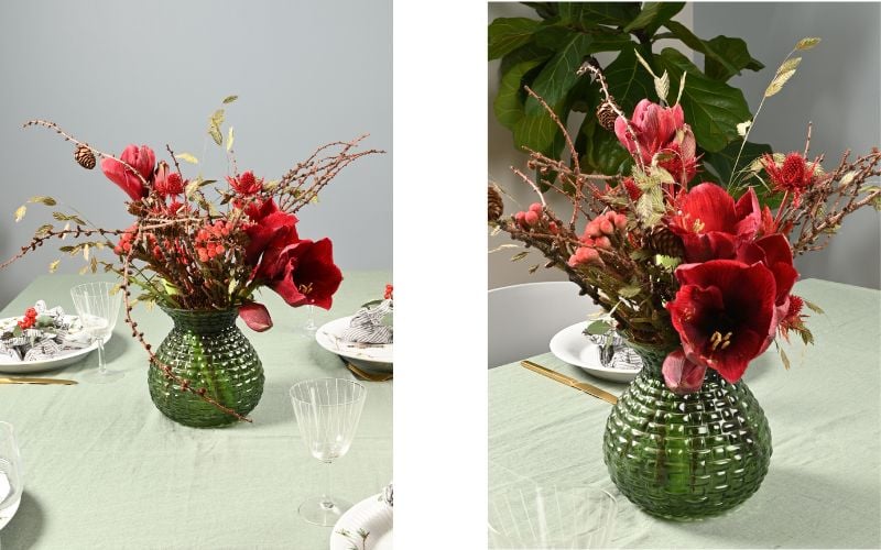 Amaryllis og lærkegrene i grøn glasvase, på dækket julebord