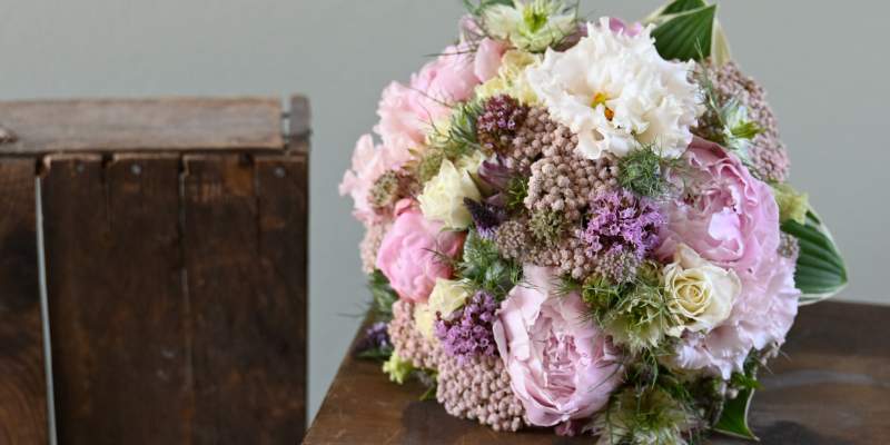 Brudebuket med sommerblomster i lyserøde og hvide blomster