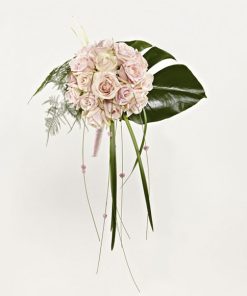 Asymmetrisk brudebuket med rosa roser