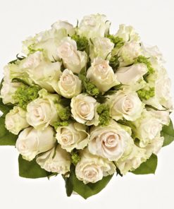 Rund brudebuket med roser og synlig bladkrans