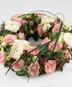 Rundpyntet krans i lyse farver