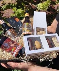 Gavekasse med specialøl og forskelligt chokolade.