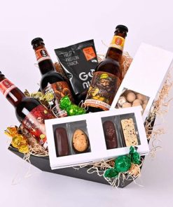Gavekasse med specialøl og forskelligt chokolade.