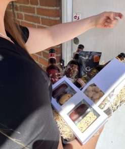 Gavekasse med specialøl og forskelligt chokolade.