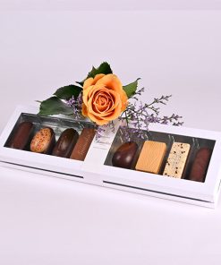 Chokoladeæske pyntet med blomst