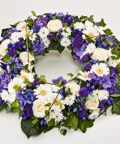 Rundpyntet krans, blå og hvid