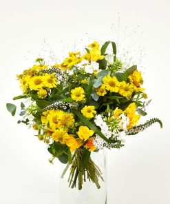 Luftig buket i gule og lidt hvide farver.