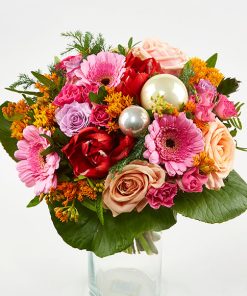 Frisk buket med julekugler