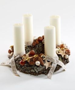 Adventskrans i naturfarver med bloklys