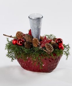 Rød juledekoration med lys, naturpyntet