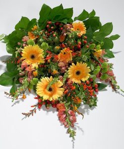 Bårebuket i gyldne nuancer.