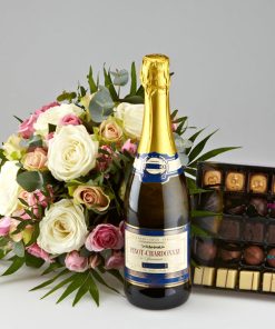 Lys buket, mousserende vin og chokolade