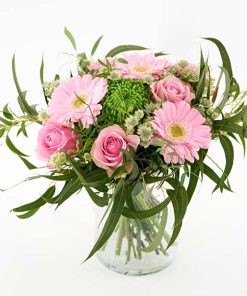 Lav og tæt lyserød buket