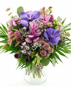 En buket bundet af lilla blomster.