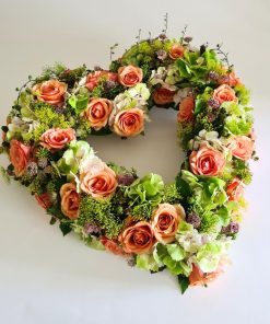 Åbent blomsterhjerte med blandede blomster