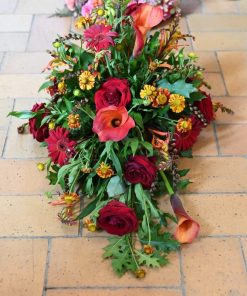 Båredekoration i brændte farver på kirkegulvet