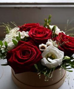 Blomsteræske med røde og hvide blomster