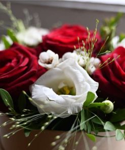 Blomsteræske med røde og hvide blomster