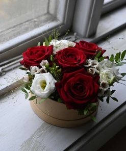 Blomsteræske med røde og hvide blomster