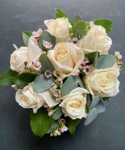 Blomsteræske med hvide roser set oppefra