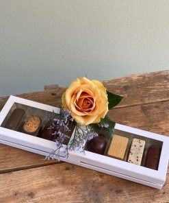 En summerbird æske med chokolade, pyntet med en orange rose