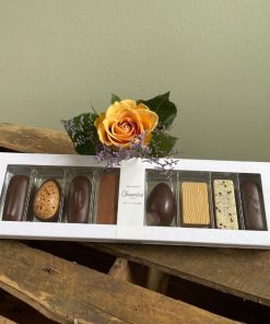 9 stk. Summerbird chokolade i en æske der er pyntet med en orange blomst