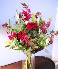 Buket i mørkerøde farver med lidt hvidt