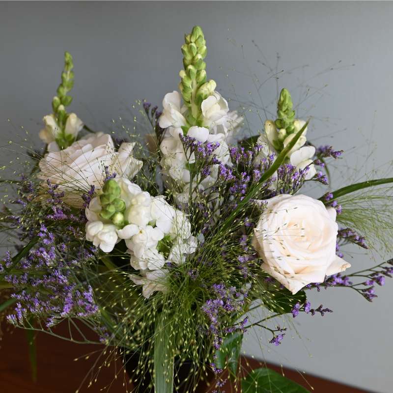 Buket i hvide og lilla farver