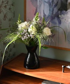 Buket i hvide og lilla farver på kommode