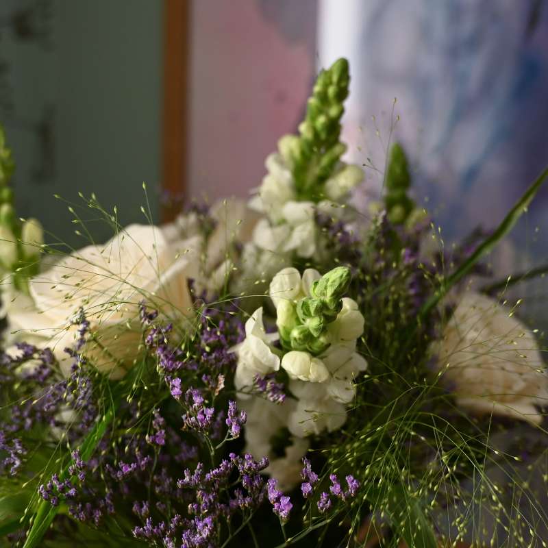Buket i hvide og lilla farver