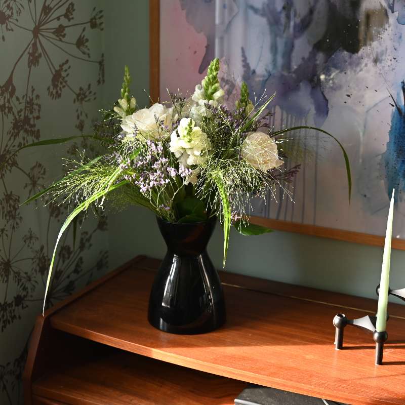 Buket i hvide og lilla farver på kommode