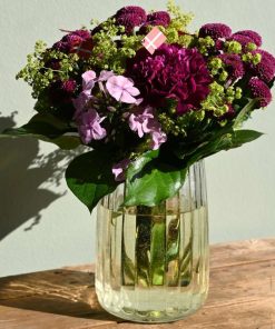 Buket i pink/lilla farver pyntet med små flag