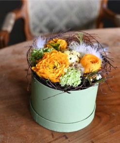 Blomsteræske i påsketema med påskeæg og små hvide fjer