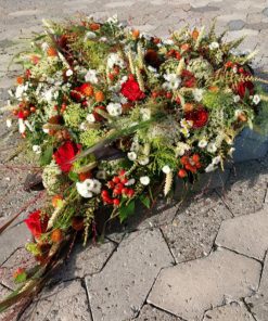 Hjerte i forskellige blomster i varme nuancer