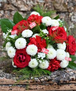 Buket i røde og hvide farver på barkstykker