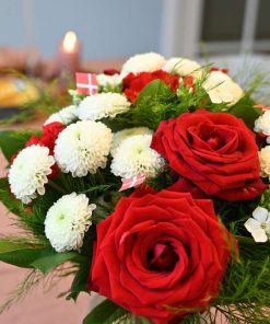 Buket i røde og hvide farver