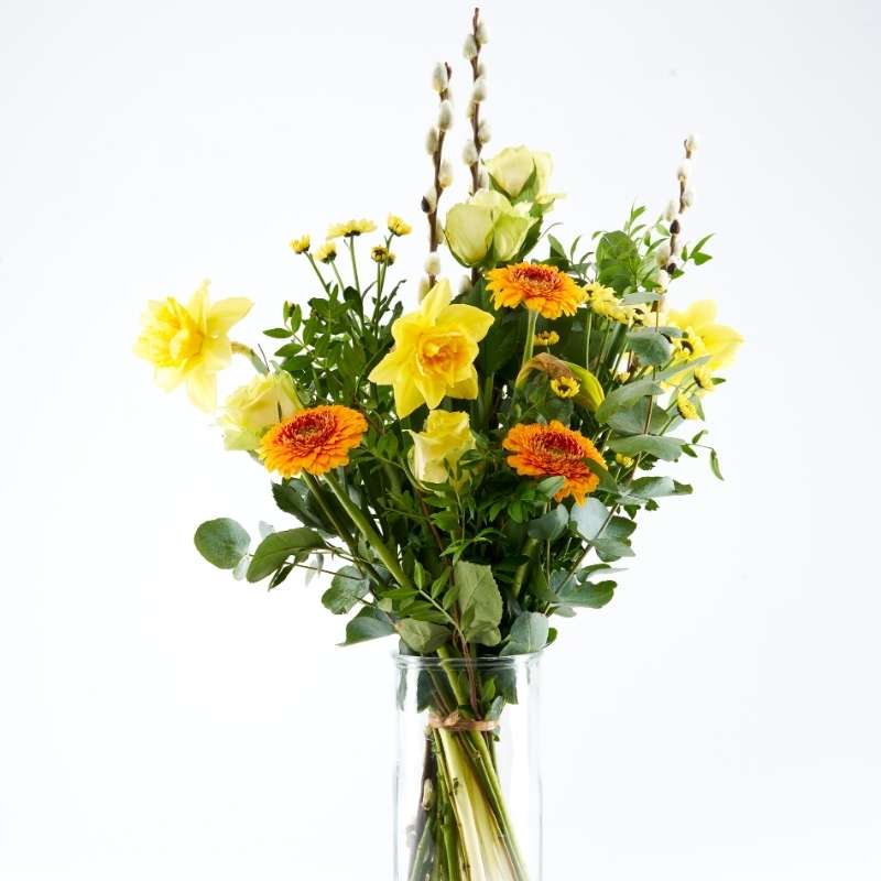 Buket i gule farver med grene og påskeliljer