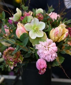 Buket med tulipaner, hyacinter og juleroser i sarte farver