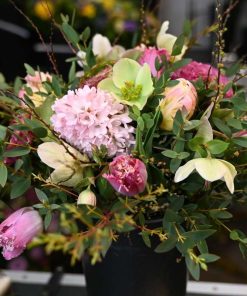 Buket med tulipaner, hyacinter og juleroser i sarte farver