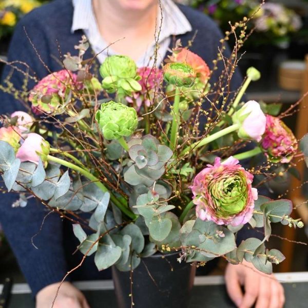 Buket med ranunkler og eukalypthus