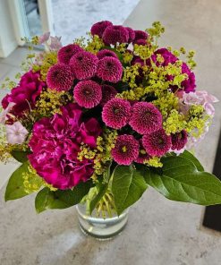 Buket i pink farver på bordplade