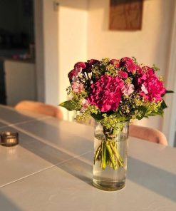 Buket i pink farver på spisebord