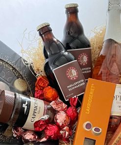 Gavekasse med øl og forskellige slags slik