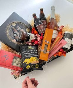 Gavekasse med øl og forskellige slags slik