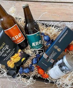 Gavekasse med øl og forskellige slags slik