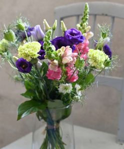 Løs bundet buket i lyserød, lilla og lime farver